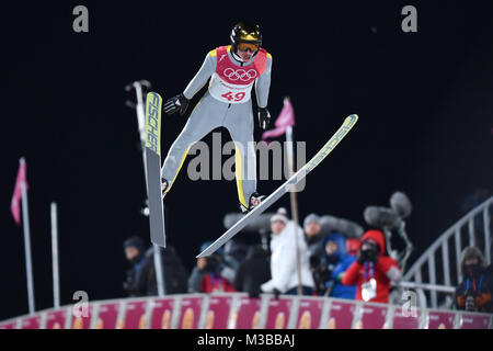 Richard Freitag (GER), Aktion, Sprung, Skispringen, Normal Hill Männer, Skispringen, Normalschanze, Alpensia Skispringen Center. Olympische Winterspiele 2018, vom 09.02. - 25.02.2018 in PyeongChang/Suedkorea. | Verwendung weltweit Stockfoto