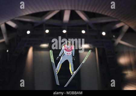 Richard Freitag (GER), Aktion, futuristisch beleuchtet, Sprung, Skispringen, Normal Hill Männer, Skispringen, Normalschanze, Alpensia Skispringen Center. Olympische Winterspiele 2018, vom 09.02. - 25.02.2018 in PyeongChang/Suedkorea. | Verwendung weltweit Stockfoto