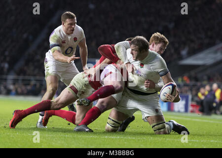 England's Joe Launchbury weicht der Bekämpfung von Walesâ € ™ s Rhys Patchell innen zu Jonny kann seine Seiten zweiter Versuch Fotograf Ashley Western England v Wales Welt Copyright © 2018 Ashley Western zu erzielen. Alle Rechte vorbehalten. 7 Victoria Mews, Earlsfield, London, SW18 3PY - Tel.: +44 (0) 208 947 1422 - Ashley@ashleywestern.co.uk - www.ashleywestern.co.uk Stockfoto