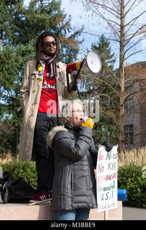 Seattle, Washington, USA. 10. Februar, 2018. Ein Unterstützer spricht auf die Student-led gegen den Protest der Patriot Gebet Freiheit Sammlung an der Universität von Washington. Die UW International Socialist Organisation und mindestens Dutzend andere UW Vereinen organisiert den Protest, den Schatten der Freiheit Rallye. Durch die japanisch-amerikanischen Aktivist Joey Gibson, der umstrittenen konservativen Gruppe Patriot Gebet spricht sich zugunsten der freien Rede gegründet und wendet sich gegen große Regierung. Credit: Paul Christian Gordon/Alamy leben Nachrichten Stockfoto