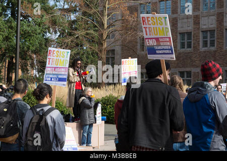 Seattle, Washington, USA. 10. Februar, 2018. Ein Unterstützer spricht auf die Student-led gegen den Protest der Patriot Gebet Freiheit Sammlung an der Universität von Washington. Die UW International Socialist Organisation und mindestens Dutzend andere UW Vereinen organisiert den Protest, den Schatten der Freiheit Rallye. Durch die japanisch-amerikanischen Aktivist Joey Gibson, der umstrittenen konservativen Gruppe Patriot Gebet spricht sich zugunsten der freien Rede gegründet und wendet sich gegen große Regierung. Credit: Paul Christian Gordon/Alamy leben Nachrichten Stockfoto