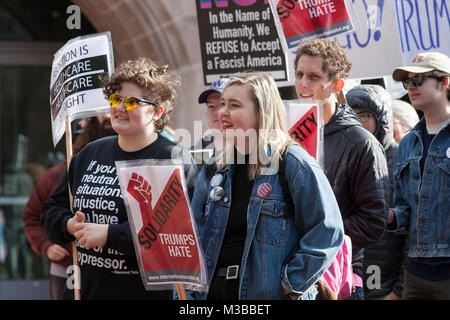 Seattle, Washington, USA. 10. Februar, 2018. Anhänger hören zu einer der Redner auf der von Studenten geleiteten gegen den Protest der Patriot Gebet Freiheit Sammlung an der Universität von Washington. Die UW International Socialist Organisation und mindestens Dutzend andere UW Vereinen organisiert den Protest, den Schatten der Freiheit Rallye. Durch die japanisch-amerikanischen Aktivist Joey Gibson, der umstrittenen konservativen Gruppe Patriot Gebet spricht sich zugunsten der freien Rede gegründet und wendet sich gegen große Regierung. Credit: Paul Christian Gordon/Alamy leben Nachrichten Stockfoto