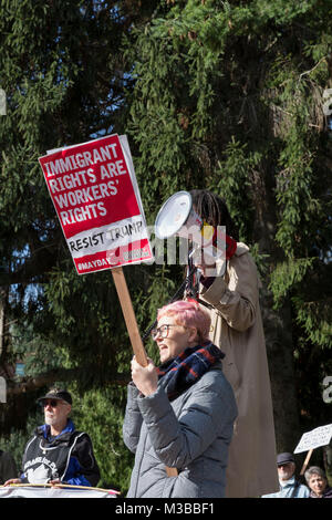 Seattle, Washington, USA. 10. Februar, 2018. Ein junger Anhänger spricht auf die Student-led gegen den Protest der Patriot Gebet Freiheit Sammlung an der Universität von Washington. Die UW International Socialist Organisation und mindestens Dutzend andere UW Vereinen organisiert den Protest, den Schatten der Freiheit Rallye. Durch die japanisch-amerikanischen Aktivist Joey Gibson, der umstrittenen konservativen Gruppe Patriot Gebet spricht sich zugunsten der freien Rede gegründet und wendet sich gegen große Regierung. ey hav Credit: Paul Christian Gordon/Alamy leben Nachrichten Stockfoto