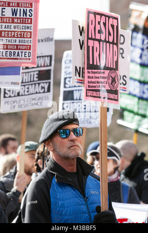 Seattle, Washington, USA. 10. Februar, 2018. Anhänger hören zu einer der Redner auf der von Studenten geleiteten gegen den Protest der Patriot Gebet Freiheit Sammlung an der Universität von Washington. Die UW International Socialist Organisation und mindestens Dutzend andere UW Vereinen organisiert den Protest, den Schatten der Freiheit Rallye. Durch die japanisch-amerikanischen Aktivist Joey Gibson, der umstrittenen konservativen Gruppe Patriot Gebet spricht sich zugunsten der freien Rede gegründet und wendet sich gegen große Regierung. Credit: Paul Christian Gordon/Alamy leben Nachrichten Stockfoto