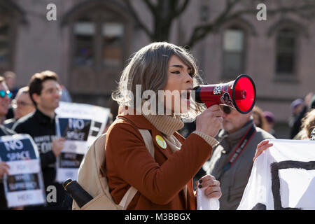 Seattle, Washington, USA. 10. Februar, 2018. Die student-led gegen den Protest der Patriot Gebet Freiheit Rallye in den Roten Platz an der Universität von Washington. Die UW International Socialist Organisation und mindestens Dutzend andere UW Vereinen organisiert den Protest, den Schatten der Freiheit Rallye. Durch die japanisch-amerikanischen Aktivist Joey Gibson, der umstrittenen konservativen Gruppe Patriot Gebet spricht sich zugunsten der freien Rede gegründet und wendet sich gegen große Regierung. Oft werden: Paul Christian Gordon/Alamy leben Nachrichten Stockfoto