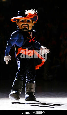 Charlottesville, VA, USA. 10 Feb, 2018. Virginia Cavalier vor einem NCAA Men's Basketball Spiel zwischen der Virginia Kavaliere und der Virginia Tech Hokies an der John Paul Jones Arena in Charlottesville, VA. Justin Cooper/CSM/Alamy leben Nachrichten Stockfoto