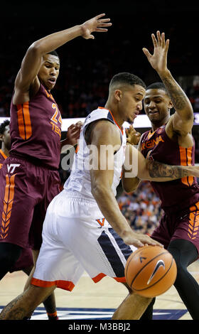 Charlottesville, VA, USA. 10 Feb, 2018. Virginia Cavaliers G #24 Marco Anthony ist durch die Hokies während der NCAA Men's Basketball Spiel zwischen der Virginia Kavaliere und der Virginia Tech Hokies an der John Paul Jones Arena in Charlottesville, VA umgeben. Justin Cooper/CSM/Alamy leben Nachrichten Stockfoto