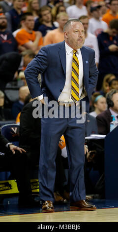 Charlottesville, VA, USA. 10 Feb, 2018. Virginia Tech Hokies Haupttrainer Buzz Williams während der NCAA Men's Basketball Spiel zwischen der Virginia Kavaliere und der Virginia Tech Hokies an der John Paul Jones Arena in Charlottesville, VA. Justin Cooper/CSM/Alamy leben Nachrichten Stockfoto