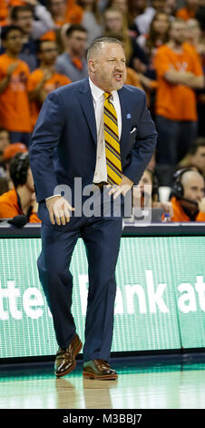 Charlottesville, VA, USA. 10 Feb, 2018. Virginia Tech Hokies Haupttrainer Buzz Williams während der NCAA Men's Basketball Spiel zwischen der Virginia Kavaliere und der Virginia Tech Hokies an der John Paul Jones Arena in Charlottesville, VA. Justin Cooper/CSM/Alamy leben Nachrichten Stockfoto