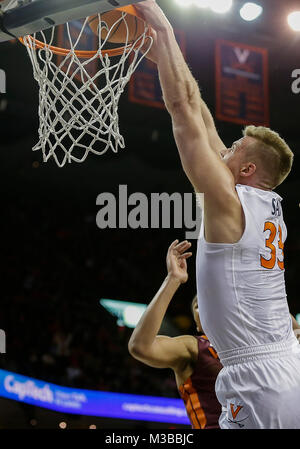 Charlottesville, VA, USA. 10 Feb, 2018. Virginia Cavaliers C# 33 Jack Salz die Kugel während der NCAA Men's Basketball Spiel zwischen der Virginia Kavaliere und der Virginia Tech Hokies an der John Paul Jones Arena in Charlottesville, VA dunks. Justin Cooper/CSM/Alamy leben Nachrichten Stockfoto