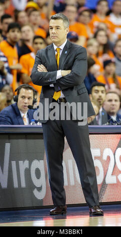 Charlottesville, VA, USA. 10 Feb, 2018. Virginia Cavaliers Haupttrainer Tony Bennett während der NCAA Men's Basketball Spiel zwischen der Virginia Kavaliere und der Virginia Tech Hokies an der John Paul Jones Arena in Charlottesville, VA. Justin Cooper/CSM/Alamy leben Nachrichten Stockfoto