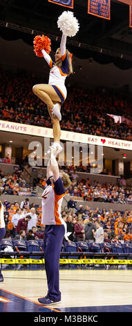 Charlottesville, VA, USA. 10 Feb, 2018. Virginia Cheerleadern durchführen für die Masse während der NCAA Men's Basketball Spiel zwischen der Virginia Kavaliere und der Virginia Tech Hokies an der John Paul Jones Arena in Charlottesville, VA. Justin Cooper/CSM/Alamy leben Nachrichten Stockfoto