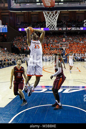 Charlottesville, VA, USA. 10 Feb, 2018. Virginia Cavaliers F#25 Mamadi Personen die Kugel während der NCAA Men's Basketball Spiel zwischen der Virginia Kavaliere und der Virginia Tech Hokies an der John Paul Jones Arena in Charlottesville, VA dunks. Justin Cooper/CSM/Alamy leben Nachrichten Stockfoto