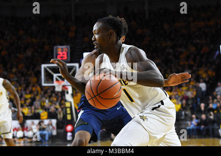 Wichita, Kansas, USA. 10 Feb, 2018. Wichita Zustand Shockers Vorwärtszach Braun (1) treibt in den Warenkorb während der NCAA Basketball Spiel zwischen den Connecticut Huskies und die Wichita State Shockers an Charles Koch Arena in Wichita, Kansas. Kendall Shaw/CSM/Alamy leben Nachrichten Stockfoto