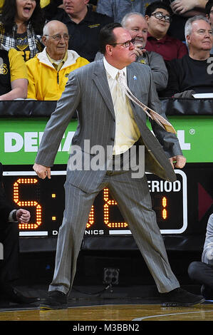 Wichita, Kansas, USA. 10 Feb, 2018. Wichita Zustand Shockers Cheftrainer Gregg Marshall reagiert auf das Spiel seiner Verteidigung während der NCAA Basketball Spiel zwischen den Connecticut Huskies und die Wichita State Shockers an Charles Koch Arena in Wichita, Kansas. Kendall Shaw/CSM/Alamy leben Nachrichten Stockfoto