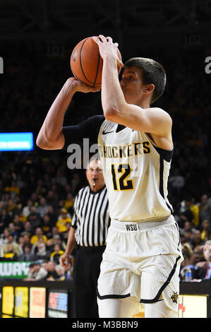 Wichita, Kansas, USA. 10 Feb, 2018. Wichita Zustand Shockers guard Austin Reaves (12) schießt den Ball während der NCAA Basketball Spiel zwischen den Connecticut Huskies und die Wichita State Shockers an Charles Koch Arena in Wichita, Kansas. Kendall Shaw/CSM/Alamy leben Nachrichten Stockfoto