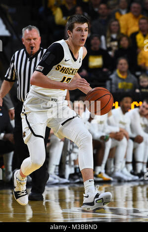 Wichita, Kansas, USA. 10 Feb, 2018. Wichita Zustand Shockers guard Austin Reaves (12) übernimmt die Kugel während der NCAA Basketball Spiel zwischen den Connecticut Huskies und die Wichita State Shockers an Charles Koch Arena in Wichita, Kansas. Kendall Shaw/CSM/Alamy leben Nachrichten Stockfoto