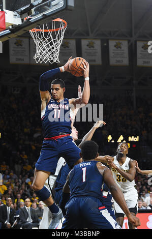 Wichita, Kansas, USA. 10 Feb, 2018. Connecticut Schlittenhunde vorwärts Kwintin Williams (11) ziehen in eine defensive Rebound während der NCAA Basketball Spiel zwischen den Connecticut Huskies und die Wichita State Shockers an Charles Koch Arena in Wichita, Kansas. Kendall Shaw/CSM/Alamy leben Nachrichten Stockfoto