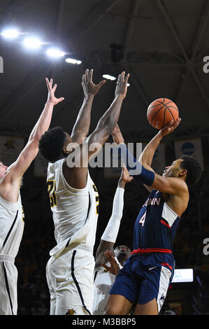 Wichita, Kansas, USA. 10 Feb, 2018. Connecticut Schlittenhunde guard Jalen Adams (4) Versucht seinen Schuß weg im Verkehr während der NCAA Basketball Spiel zwischen den Connecticut Huskies und die Wichita State Shockers an Charles Koch Arena in Wichita, Kansas. Kendall Shaw/CSM/Alamy leben Nachrichten Stockfoto