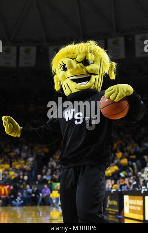 Wichita, Kansas, USA. 10 Feb, 2018. Wichita Zustand Shockers Maskottchen WuShock unterhält die Masse während ein Timeout in der NCAA Basketball Spiel zwischen den Connecticut Huskies und die Wichita State Shockers an Charles Koch Arena in Wichita, Kansas. Kendall Shaw/CSM/Alamy leben Nachrichten Stockfoto