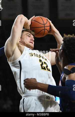 Wichita, Kansas, USA. 10 Feb, 2018. Wichita Zustand Shockers Zentrum Asbjorn Midtgaard (22) ziehen in eine defensive Rebound während der NCAA Basketball Spiel zwischen den Connecticut Huskies und die Wichita State Shockers an Charles Koch Arena in Wichita, Kansas. Kendall Shaw/CSM/Alamy leben Nachrichten Stockfoto