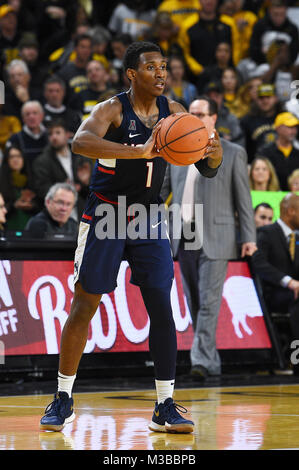 Wichita, Kansas, USA. 10 Feb, 2018. Connecticut Schlittenhunde guard Christian Vital (1) sieht die Kugel während der NCAA Basketball Spiel zwischen den Connecticut Huskies und die Wichita State Shockers an Charles Koch Arena in Wichita, Kansas. Kendall Shaw/CSM/Alamy leben Nachrichten Stockfoto