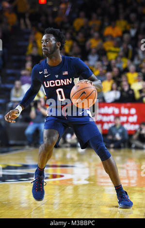 Wichita, Kansas, USA. 10 Feb, 2018. Connecticut Schlittenhunde guard Antwoine Anderson (0) übernimmt den Ball während der NCAA Basketball Spiel zwischen den Connecticut Huskies und die Wichita State Shockers an Charles Koch Arena in Wichita, Kansas. Kendall Shaw/CSM/Alamy leben Nachrichten Stockfoto