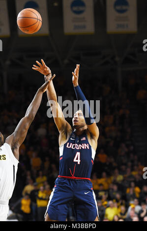 Wichita, Kansas, USA. 10 Feb, 2018. Connecticut Schlittenhunde guard Jalen Adams (4) schießt den Ball in der zweiten Hälfte während der NCAA Basketball Spiel zwischen den Connecticut Huskies und die Wichita State Shockers an Charles Koch Arena in Wichita, Kansas. Kendall Shaw/CSM/Alamy leben Nachrichten Stockfoto