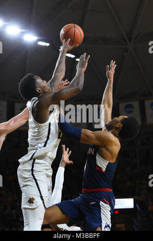 Wichita, Kansas, USA. 10 Feb, 2018. Connecticut Schlittenhunde guard Jalen Adams (4) hat seinen Schuß auf ein Laufwerk zum Korb während der NCAA Basketball Spiel zwischen den Connecticut Huskies und die Wichita State Shockers an Charles Koch Arena in Wichita, Kansas blockiert. Kendall Shaw/CSM/Alamy leben Nachrichten Stockfoto