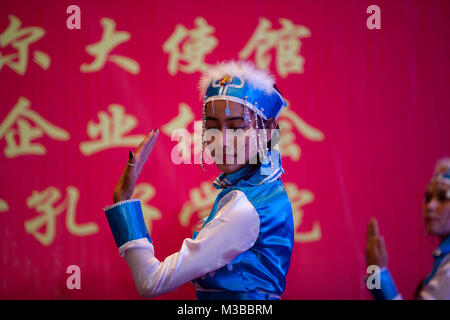 Kathmandu, Nepal. 10 Feb, 2018. Eine nepalesische Studenten führt Tanz bei der Feier der chinesische Mondjahr und Stimme von China Grand Finale in Kathmandu, Nepal, Jan. 10, 2018. Die Veranstaltung wurde von der chinesischen Botschaft in Nepal, chinesische Unternehmen Association und dem Konfuzius Institut an der Universität Kathmandu organisiert. Credit: Pratap Thapa/Xinhua/Alamy leben Nachrichten Stockfoto