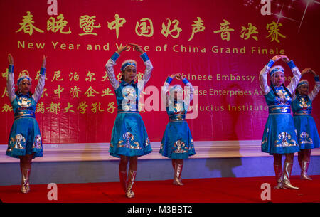 Kathmandu, Nepal. 10 Feb, 2018. Nepalesische Studenten durchführen Tanz bei der Feier der chinesische Mondjahr und Stimme von China Grand Finale in Kathmandu, Nepal, Jan. 10, 2018. Die Veranstaltung wurde von der chinesischen Botschaft in Nepal, chinesische Unternehmen Association und dem Konfuzius Institut an der Universität Kathmandu organisiert. Credit: Pratap Thapa/Xinhua/Alamy leben Nachrichten Stockfoto