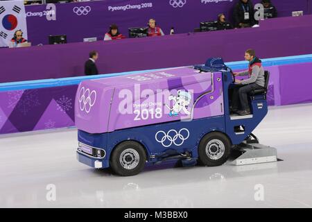 Gangneung, Südkorea. 10 Feb, 2018. Resurfacing das Eis für Short Track Speed Skating Aktion am 2018 Pyeongchang Winter-olympischen Spiele, in Tainan Ice Arena statt. Credit: Scott Mc Kiernan/ZUMA Draht/Alamy leben Nachrichten Stockfoto