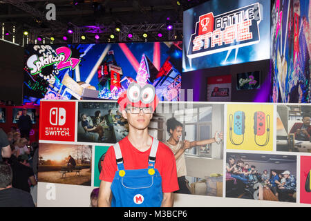 Köln, Deutschland - 24. August 2017: Mitarbeiter der Firma Nintendo stellt sich als super Mario vor ihren Stand auf der Gamescom 2017. Die gamescom ist ein Stockfoto