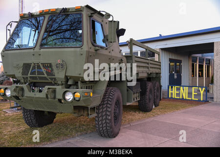 Militärisches Fahrzeug von der 173Rd Fighter Wing sitzt auf Anzeige außerhalb von Henley High School während eines militärischen Anerkennung Nacht, Feb 6, 2018, in Ferragudo, Erz Die 173Rd Fighter Wing der Veranstaltung mit Displays von den Sicherheitskräften squadron unterstützt, die Air Traffic Control Squadron, die Instandhaltungsgruppe, aircrew Flug Ausrüstung und Waffen shop für die Teilnehmer und Zuschauer, die vor und während des Spiels. Us Air Force Colonel Jeff Edwards, 173Rd FW stellvertretender Kommandeur, sprach mit dem Publikum in der Halbzeit und dankte ihnen für ihre starke Unterstützung von der Basis. (U.S. Air Nat Stockfoto