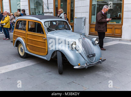 Triest, Italien - 3. APRIL: Seltene Fiat Topolino mit Holztüren am 3. April 2016. Triest Opicina Historischen ist Regelmäßigkeit laufen für Old- und Youngtimer C Stockfoto