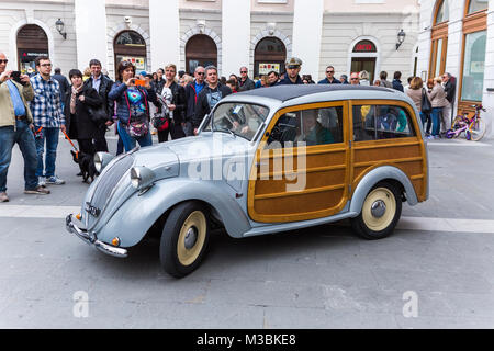 Triest, Italien - 3. APRIL: Seltene Fiat Topolino mit Holztüren am 3. April 2016. Triest Opicina Historischen ist Regelmäßigkeit laufen für Old- und Youngtimer C Stockfoto