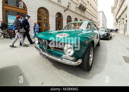 Triest, Italien - 3. APRIL: Alfa Romeo GT Junior 1300 Am 3. April 2016. Triest Opicina Historischen ist Regelmäßigkeit laufen für Oldtimer und klassische Automobile. Stockfoto