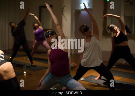 Mit verbundenen Augen yoga Klasse, London, England, Großbritannien Stockfoto