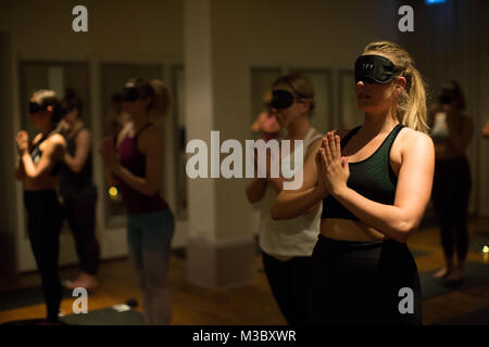 Mit verbundenen Augen yoga Klasse, London, England, Großbritannien Stockfoto