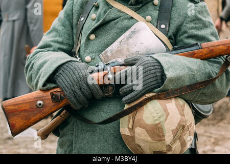 Die einheitliche und Outfit eines deutschen Soldaten mit einem Gewehr während des Großen Vaterländischen Krieges. Wiederaufbau Stockfoto