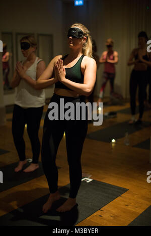 Mit verbundenen Augen yoga Klasse, London, England, Großbritannien Stockfoto