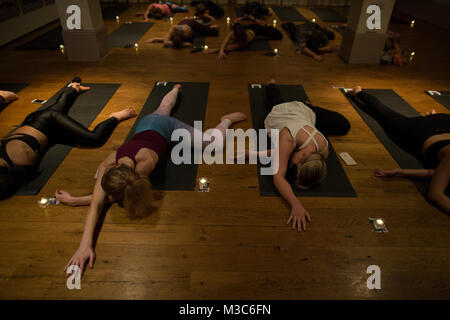 Mit verbundenen Augen yoga Klasse, London, England, Großbritannien Stockfoto