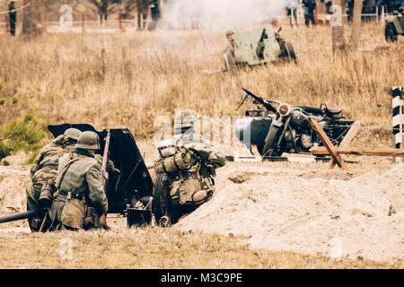 Gomel, Belarus - November 26, 2017: artilleristen der Deutschen Armee der Wehrmacht kämpfen. Wiederaufbau Stockfoto