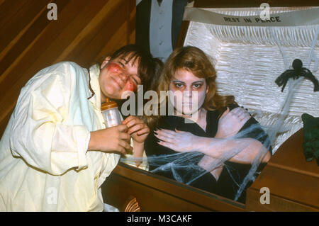 LOS ANGELES, Ca - 29. Oktober: (exklusive Deckung) Schauspielerinnen Mindy Cohn und Lisa Whelchel an Halloween Whelchel Lisa's Party am 29. Oktober 1982 in Los Angeles, Kalifornien. Foto von Barry King/Alamy Stock Foto Stockfoto