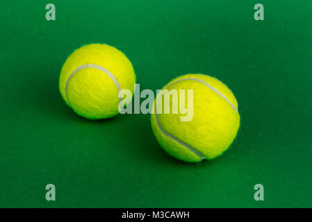 Zwei Bälle auf grünem Hintergrund isoliert Stockfoto