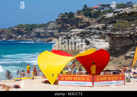 Surf rescue Rettungsschwimmer auf Nähe: Tamarama Beach in Sydney bietet Freiwilligen Strand Rettungsdienste, Sydney Stockfoto