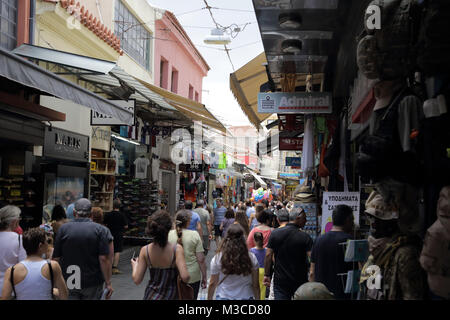 Athen, Griechenland - 26. Juni 2016: Der Flohmarkt Monastiraki im Bezirk Plaka wird tagsüber in einer Straßenansicht gezeigt. Stockfoto