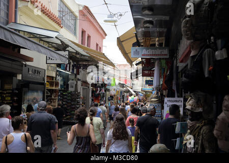 Athen, Griechenland - 26. Juni 2016: Straße der Monastiraki Flohmarkt Abschnitt im Athener Stadtteil Plaka Stockfoto