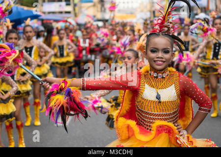 Grundschule Mädchen, die an einer Straße Prozession als Teil der Dinagyang Festival feiern, Iloilo, Philippinen 2018 Stockfoto