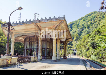 Neue ATHOS, Abchasien, Georgien, vom 19. SEPTEMBER 2017: Die Psirtskha Bahnhof auf sonnigen Sommertag Stockfoto